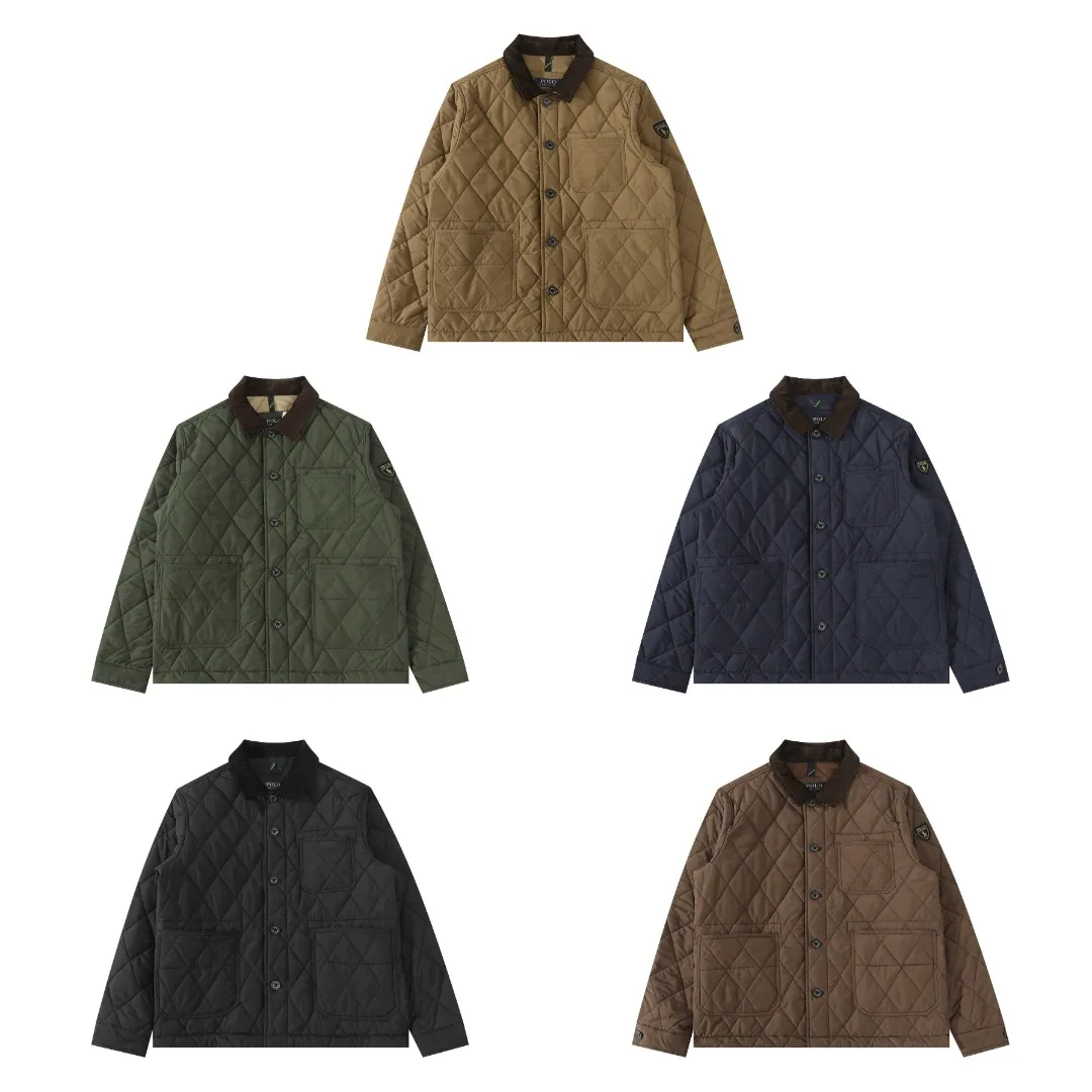 P370 #R50 Ralph Lauren/Ralph Lauren five-color classic old money style workwear rhombus retro cotton jacket. Inspired by retro workwear, it reshapes the contemporary British style. Imported machine-pressed diamond quilting technology, every quilting line is accurately aligned, and the details are full of ingenuity; three-dimensional tailoring creates a neat H-shaped silhouette, and it can still remain light and straight when worn in multiple layers in autumn and winter. Customized metal buttons, low-key embellished textured corduroy lapel design, full of retro atmosphere, 37.5° temperature control black technology, breathable and moisture-proof, locks in temperature and sweat, waterproof and snow-proof fabric, no fear of bad weather, anti-run cotton patented technology, warm and soft, long-wearing without deformation, five high-end colors: navy | khaki | black | green | brown, easily suitable for commuting, leisure, and travel. Wearing one piece gives off a calm temperament of "old money style", and you can have both style and warmth in low-temperature weather.  Color: Navy blue, black, khaki, military green, brown Size: S M L